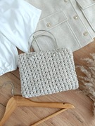 Szydełkowa torebka ze sznurka z metalowymi rączkami 