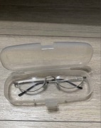 Okulary I szkło powiększające z uchwytem