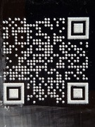 Czarna grawerowana pleksa z białym kodem QR 6x6 cm 10sztuk
