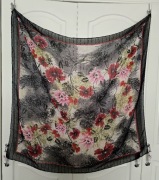 Kwiaty kwiatki kwiatuszki piękna chusta apaszka chusta wiosenna wiosna