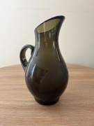 Szklany dzbanek dymiony z motywem liści