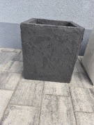 Czarna donica doniczka betonowa zewnętrzna ogrodowa 