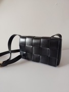 Czarna pleciona torebka marki Vices plecionka listonoszka