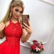 Czerwona długa sukienka