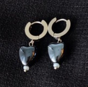 kolczyki z granatowo czarnym ceramicznym sercem