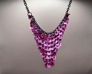 Elegancki naszyjnik z siateczki z fioletowymi cekinami. Stylowy.