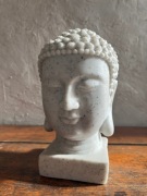 Rzeźba głowa buddy