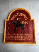 Drewniany szyld pubowy The Dick Turpin Inn ręcznie malowany loft