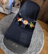 Babybjorn Bliss Mesh leżaczek bujaczek niebieski granatowy + zabawka Googly