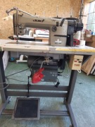 Przemysłowa maszyna do szycia Juki DLN-415-4. 