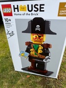 LEGO House 40504 Home of the Brick Kapitan Rudobrody z podpisem