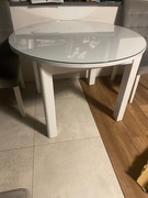 Stół okrągły plus 3 tapicerowane krzesla