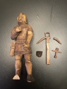 Drewniany rycerz z kuszą, lata 70, wymaga naprawy
