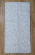Biały stylowy dywan typu Shaggy o wymiarach 160cm x 80cm