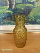 Szklany wazon z tłoczonego szkła w kolorze miodowo-żółtym.