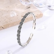 Srebrna sztywna bransoleta motyw różany