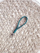 Breloczek do kluczy ręcznie robiony metodą makramy morski brelok boho