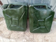 Kanister 20 litrów na materiały płynne.