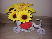 Kompozycja kwiatowa na rowerku ze słonecznikami 