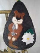 ZAWIESZKA "WYDRA Z RYBKĄ" FILC HAND MADE