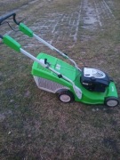 Kosiarka spalinowa do trawy Viking z napędem z koszem