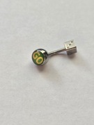 Kolczyk do pępka z napisem "GO" i kostką do gry