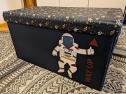 Siedzisko ze schowkiem - motyw kosmonauty