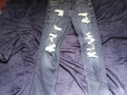 Spodnie męskie jeans z dziurami Hollister koloru niebieskiego 