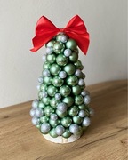 Choinka ręcznie komponowana ze szklanych bombek