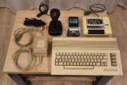 Commodore 64 + zasilacz + magnetofon + Black Box 3 + joystick licytacja BCM