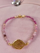 Bransoletka z różowym turmalinem i rubinem ze złotym listkiem 