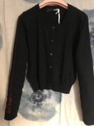 LOVE MOSCHINO CZARNY KARDIGAN Z CZERWONYM DETALEM NA RĘKAWIE  R 38 / M