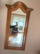 Duże lustro z dębową ramą. 
