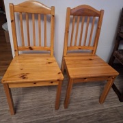 Dwa krzesła sosnowe