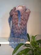 Ażurowa chusta wykonana na drutach. 