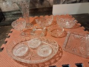 Szklane naczynia ze zdobieniami i kamionka 