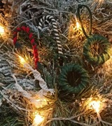 Zestaw ozdób świątecznych że sznurka, laski cukrowe, zawieszki na choinke