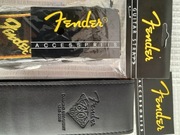 2 paski z logo Fender: skórzany i haftowany czarno-brązowy