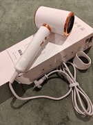 Suszarka do włosów – nowoczesna, jonizująca, biała ze złotymi elementami