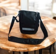 Markowa skórzana torba torebka Henson&Henson czarna listonoszka męska