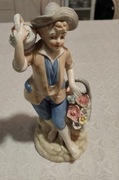 Figurka porcelanowa chłopiec z koszem kwiatów, 24 cm