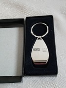 Metalowy brelok wraz z otwieraczem do butelek
