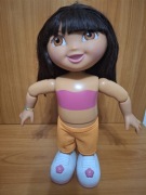 Interaktywna Lalka Dora Poznawaczka – Mówi i Rusza Się! (32 cm)