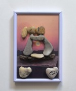 Zakochani, miłość, zachód słońca, obrazek z kamyków znalezionych na plaży.