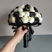 Elegancki bukiet ślubny czarno-ecru z ozdobami – styl glamour