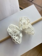 Opaska bezuciskowa kokardka koronkowa ecru kremowa sesja chrzest roczek