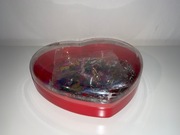 Pojemnik serce + artykuły biurowe spinacze + dino