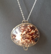 Vintage puzderko sekretnik wisiorek muszelka/mosiądz + torebka prezentowa