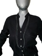 Bawełniana czarna koszula z falbaną przy guzikach