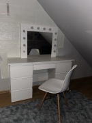 Biała toaletka z lampami LED